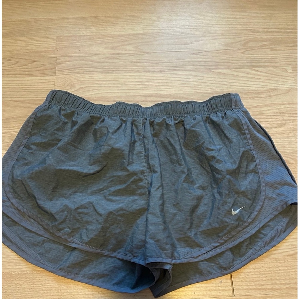 Women’s grey Nike shorts brand new never worn (size XXL)